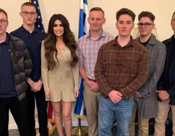 Κίμπερλι Γκίλφοϊλ: Δείπνο για τους Αμερικανούς πεζοναύτες για την Ημέρα των Ευχαριστιών