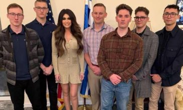 Κίμπερλι Γκίλφοϊλ: Δείπνο για τους Αμερικανούς πεζοναύτες για την Ημέρα των Ευχαριστιών