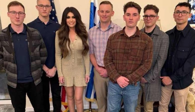 Κίμπερλι Γκίλφοϊλ: Δείπνο για τους Αμερικανούς πεζοναύτες για την Ημέρα των Ευχαριστιών