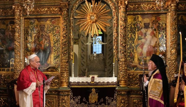 Ιστορική και υψηλού συμβολισμού επίσκεψη του Πάπα Λέοντα ΙΔ’ στο Φανάρι – Υπεγράφη η κοινή δήλωση με τον Βαρθολομαίο – Μήνυμα ενότητας