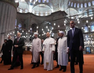 Ο πάπας Λέων έβγαλε τα παπούτσια του, αλλά δεν προσευχήθηκε κατά την επίσκεψή του στο Μπλε Τζαμί της Κωνσταντινούπολης