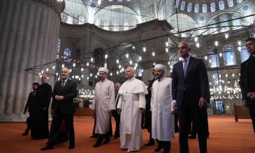 Ο πάπας Λέων έβγαλε τα παπούτσια του, αλλά δεν προσευχήθηκε κατά την επίσκεψή του στο Μπλε Τζαμί της Κωνσταντινούπολης
