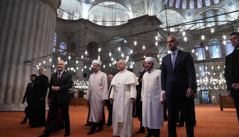 Ο πάπας Λέων έβγαλε τα παπούτσια του, αλλά δεν προσευχήθηκε κατά την επίσκεψή του στο Μπλε Τζαμί της Κωνσταντινούπολης