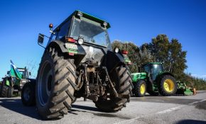 Κλιμακώνουν τον αγώνα οι αγρότες στη Δυτική Θεσσαλία με αποκλεισμούς δρόμων