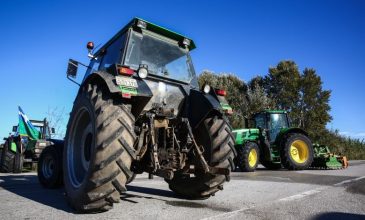 Ένταση και χημικά στον Πλατύκαμπο ενόψει του Αγροτικού Μπλόκου στη Νίκαια