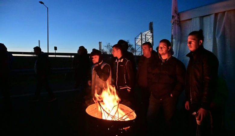 Κλιμάκωση με ενίσχυση των μπλόκων αποφάσισαν οι αγρότες σε συνέλευση στη Νίκαια