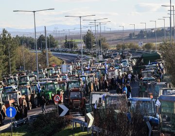 Συνεχίζονται τα μπλόκα των αγροτών – Κλειστή η Εθνική Οδός Αθηνών-Θεσσαλονίκης στη Νίκαια