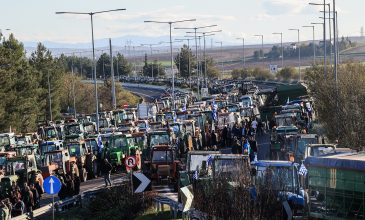 Συνεχίζονται τα μπλόκα των αγροτών – Κλειστή η Εθνική Οδός Αθηνών-Θεσσαλονίκης στη Νίκαια