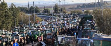 Με αμείωτη ένταση συνεχίζονται οι αγροτικές κινητοποιήσεις: Κλειστή παραμένει η Εθνική Οδός Αθηνών-Θεσσαλονίκης στη Νίκαια – Νέα συνέλευση σήμερα