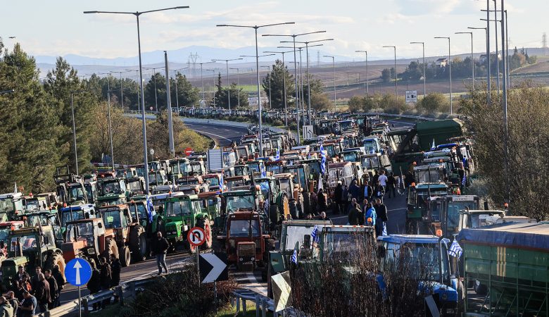 Συνεχίζονται τα μπλόκα των αγροτών – Κλειστή η Εθνική Οδός Αθηνών-Θεσσαλονίκης στη Νίκαια