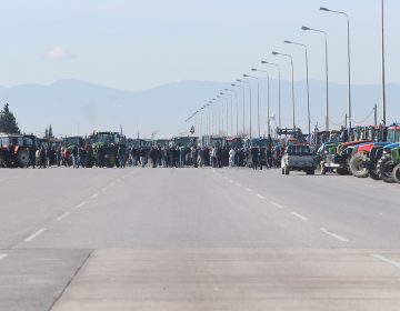Οι αγρότες απέκλεισαν την εθνική οδό στα διόδια των Μαλγάρων – Δεν θα επιτρέψουμε να ταλαιπωρηθούν οι πολίτες, προειδοποιεί ο Μαρινάκης
