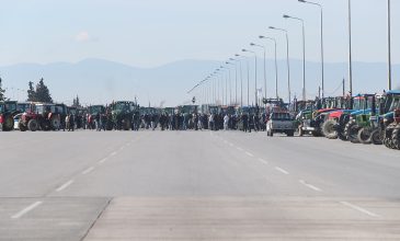 Οι αγρότες απέκλεισαν την εθνική οδό στα διόδια των Μαλγάρων – Δεν θα επιτρέψουμε να ταλαιπωρηθούν οι πολίτες, προειδοποιεί ο Μαρινάκης
