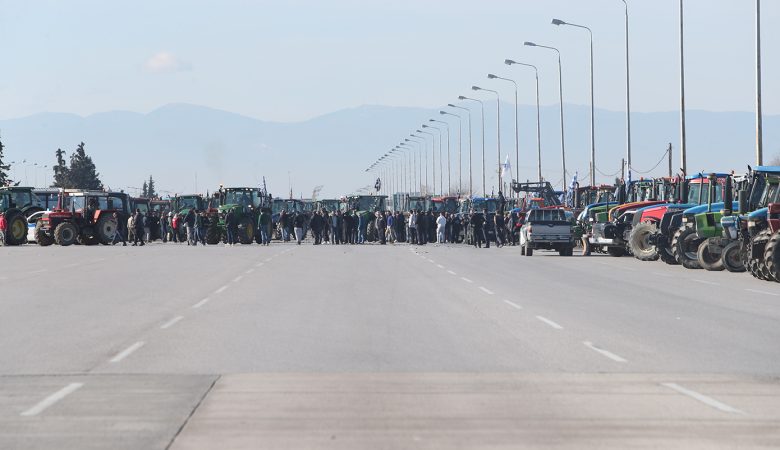 Οι αγρότες απέκλεισαν την εθνική οδό στα διόδια των Μαλγάρων – Δεν θα επιτρέψουμε να ταλαιπωρηθούν οι πολίτες, προειδοποιεί ο Μαρινάκης