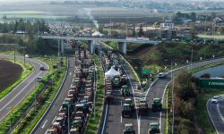 Κλιμακώνονται οι αγροτικές κινητοποιήσεις σε όλη την Ελλάδα: Μπλόκα σε Δομοκό, Θήβα και Ορχομενό – Άνοιξε το τελωνείο Ευζώνων