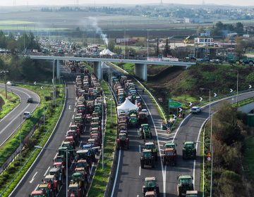 Κλιμακώνονται οι αγροτικές κινητοποιήσεις σε όλη την Ελλάδα: Μπλόκα σε Δομοκό, Θήβα και Ορχομενό – Άνοιξε το τελωνείο Ευζώνων