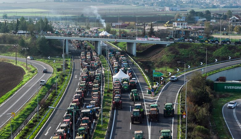 Κλιμακώνονται οι αγροτικές κινητοποιήσεις σε όλη την Ελλάδα: Μπλόκα σε Δομοκό, Θήβα και Ορχομενό – Άνοιξε το τελωνείο Ευζώνων