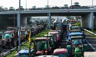 Ανυποχώρητοι οι αγρότες: Παραμένουν τα μπλόκα σε δρόμους και τελωνεία της Κεντρικής και Δυτικής Μακεδονίας, στη Νίκαια και στον Ε65