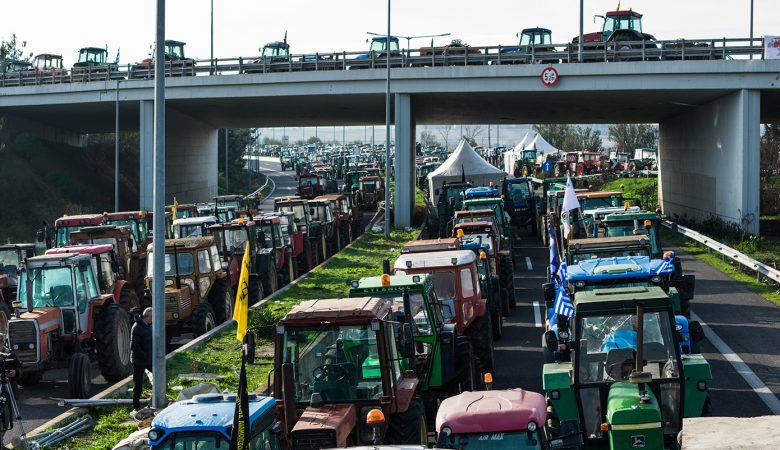 Ανυποχώρητοι οι αγρότες: Παραμένουν τα μπλόκα σε δρόμους και τελωνεία της Κεντρικής και Δυτικής Μακεδονίας, στη Νίκαια και στον Ε65