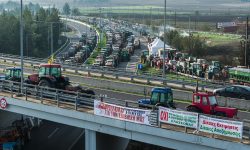 Τα αγροτικά μπλόκα παραλύουν τη χώρα: Αποκλείστηκε και πάλι το τελωνείο Ευζώνων – Κλειστό παραμένει το ρεύμα προς Αθήνα στα διόδια Μαλγάρων