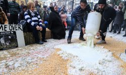 Κτηνοτρόφοι έχυσαν γάλα και ζωοτροφές στην κεντρική πλατεία της Λάρισας – Δείτε εικόνες