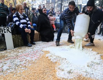 Κτηνοτρόφοι έχυσαν γάλα και ζωοτροφές στην κεντρική πλατεία της Λάρισας – Δείτε εικόνες