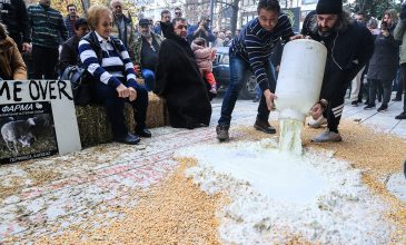 Κτηνοτρόφοι έχυσαν γάλα και ζωοτροφές στην κεντρική πλατεία της Λάρισας – Δείτε εικόνες