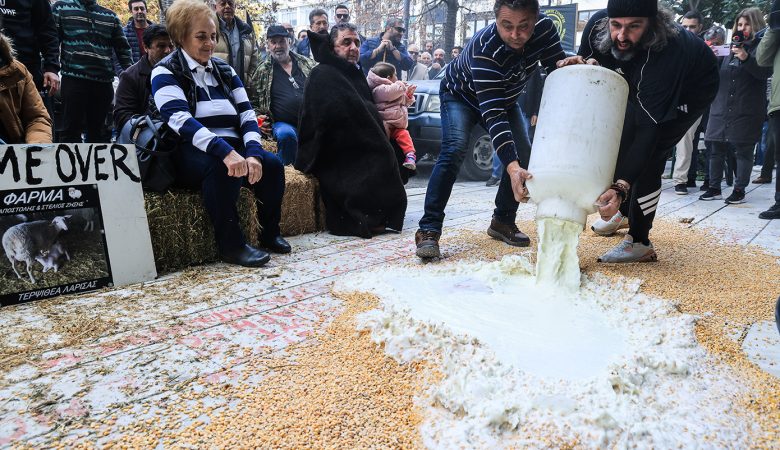 Κτηνοτρόφοι έχυσαν γάλα και ζωοτροφές στην κεντρική πλατεία της Λάρισας – Δείτε εικόνες