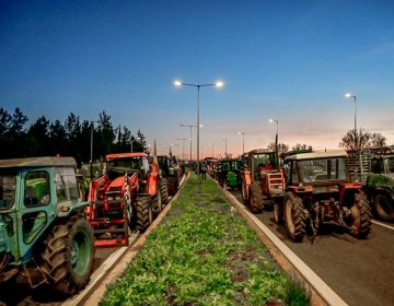 Κλειστή και σήμερα η Εθνική Οδός Αθηνών-Θεσσαλονίκης στη Νίκαια – Αποφασισμένοι οι αγρότες να μείνουν στους δρόμους μέχρι τα Χριστούγεννα