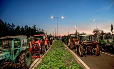 Κλειστή και σήμερα η Εθνική Οδός Αθηνών-Θεσσαλονίκης στη Νίκαια – Αποφασισμένοι οι αγρότες να μείνουν στους δρόμους μέχρι τα Χριστούγεννα