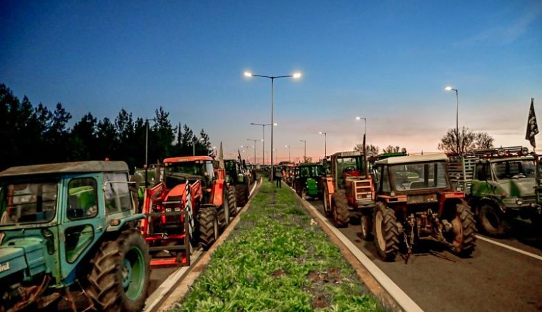 Κλειστή και σήμερα η Εθνική Οδός Αθηνών-Θεσσαλονίκης στη Νίκαια – Αποφασισμένοι οι αγρότες να μείνουν στους δρόμους μέχρι τα Χριστούγεννα