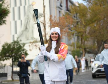 Η Κίμπερλι Γκίλφοϊλ λαμπαδηδρόμος για τους Χειμερινούς Ολυμπιακούς Αγώνες – Έτρεξε από την Ακρόπολη έως το Καλλιμάρμαρο