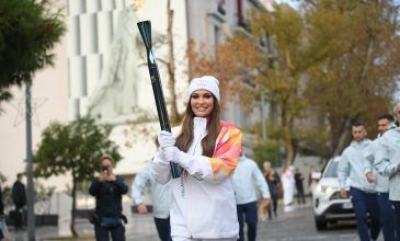 Η Κίμπερλι Γκίλφοϊλ λαμπαδηδρόμος για τους Χειμερινούς Ολυμπιακούς Αγώνες – Έτρεξε από την Ακρόπολη έως το Καλλιμάρμαρο
