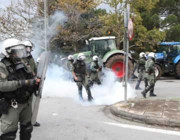 Aστυνομικός τραυματίστηκε στα επεισόδια με τους αγρότες στον δρόμο προς το αεροδρόμιο «Μακεδονία»