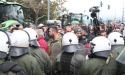 Ένταση με τους αγρότες στον δρόμο προς το αεροδρόμιο «Μακεδονία» – Αστυνομικές δυνάμεις στην περιοχή