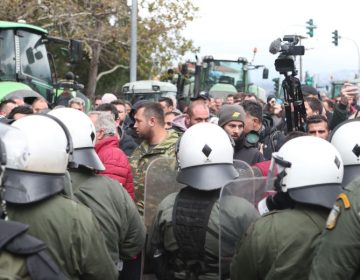 Ένταση με τους αγρότες στον δρόμο προς το αεροδρόμιο «Μακεδονία» – Αστυνομικές δυνάμεις στην περιοχή