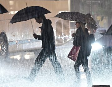 Συνεχίζεται με μεγάλη ένταση η κακοκαιρία Byron – Κλειστοί δρόμοι λόγω συσσώρευσης υδάτων, μετ΄εμποδίων η κίνηση των οχημάτων