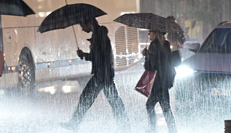 Συνεχίζεται με μεγάλη ένταση η κακοκαιρία Byron – Κλειστοί δρόμοι λόγω συσσώρευσης υδάτων, μετ΄εμποδίων η κίνηση των οχημάτων