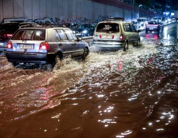 Σφοδρό το πέρασμα της κακοκαιρίας Byron που πλήττει όλη την Ελλάδα: Μεγάλες πλημμύρες στους δρόμους, 123 κλήσεις στην Πυροσβεστική