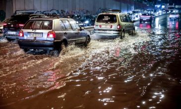 Σφοδρό το πέρασμα της κακοκαιρίας Byron που πλήττει όλη την Ελλάδα: Μεγάλες πλημμύρες στους δρόμους, 123 κλήσεις στην Πυροσβεστική