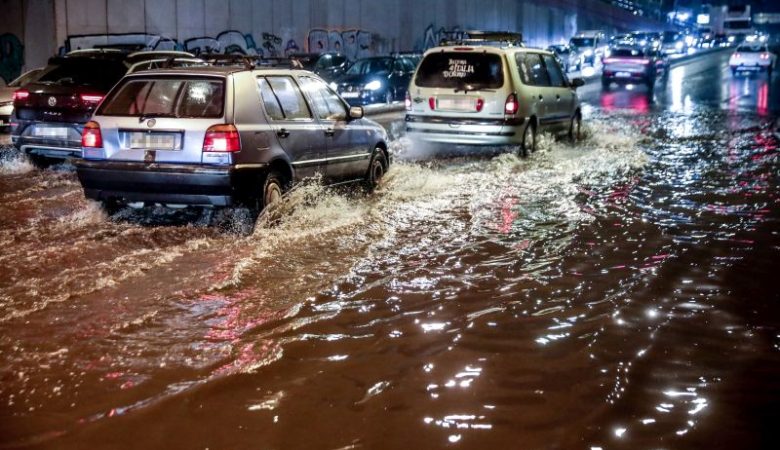 Σφοδρό το πέρασμα της κακοκαιρίας Byron που πλήττει όλη την Ελλάδα: Μεγάλες πλημμύρες στους δρόμους, 123 κλήσεις στην Πυροσβεστική