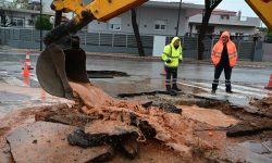 Έσπασε αγωγός ύδρευσης στη Μάνδρα και διακόπηκε εκτάκτως η υδροδότηση