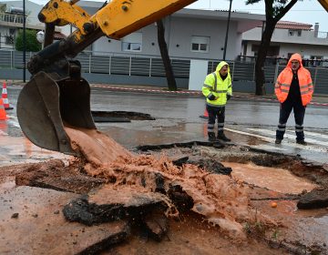 Έσπασε αγωγός ύδρευσης στη Μάνδρα και διακόπηκε εκτάκτως η υδροδότηση από την κακοκαιρία – Δείτε εικόνες