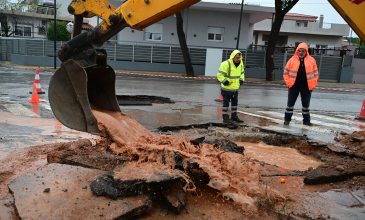 Έσπασε αγωγός ύδρευσης στη Μάνδρα και διακόπηκε εκτάκτως η υδροδότηση από την κακοκαιρία – Δείτε εικόνες