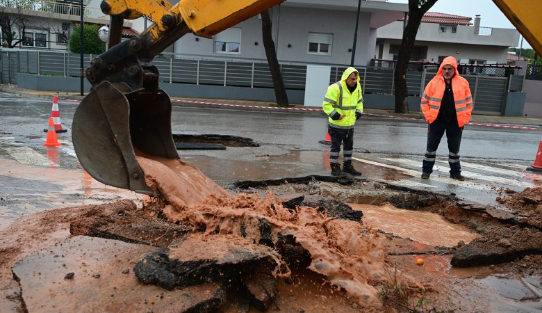 Έσπασε αγωγός ύδρευσης στη Μάνδρα και διακόπηκε εκτάκτως η υδροδότηση από την κακοκαιρία – Δείτε εικόνες