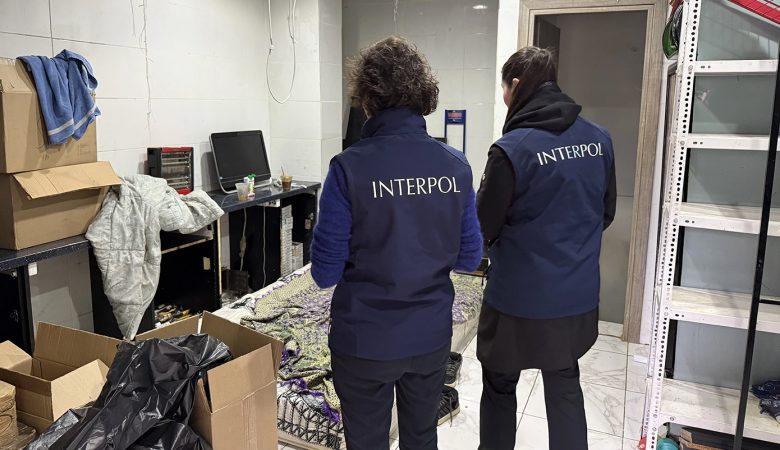 Εξαρθρώθηκε κύκλωμα εκμετάλλευσης ανηλίκων – Τους εξανάγκαζαν να πωλούν λαθραία καπνικά προϊόντα