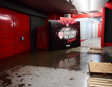 Αναβλήθηκε ο αγώνας Ολυμπιακός-Φενέρμπαχτσε λόγω της κακοκαιρίας – Δείτε εικόνες από το πλημμυρισμένο ΣΕΦ