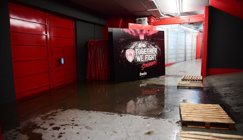 Αναβλήθηκε ο αγώνας Ολυμπιακός-Φενέρμπαχτσε λόγω της κακοκαιρίας – Δείτε εικόνες από το πλημμυρισμένο ΣΕΦ