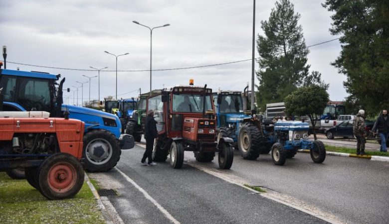 Ούτε ο «Byron» πτοεί τους αγρότες – Πάνω από 6.000 τρακτέρ στους δρόμους όλης της χώρας, πού υπάρχουν μπλόκα
