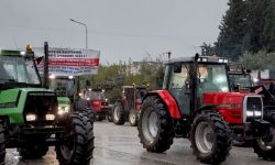 Στα μπλόκα οι αγρότες με αντίξοες καιρικές συνθήκες
