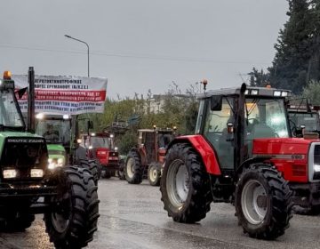 Στα μπλόκα οι αγρότες με αντίξοες καιρικές συνθήκες